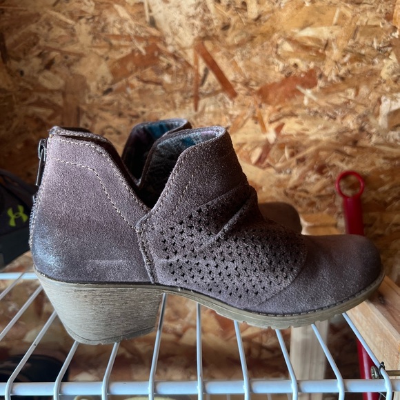 Earth Origins Heeled Booties - Picture 4 of 4